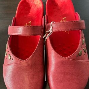 Vionic Red Mary Jane shoes with Metallic Teardrop Detail size 9 NWT